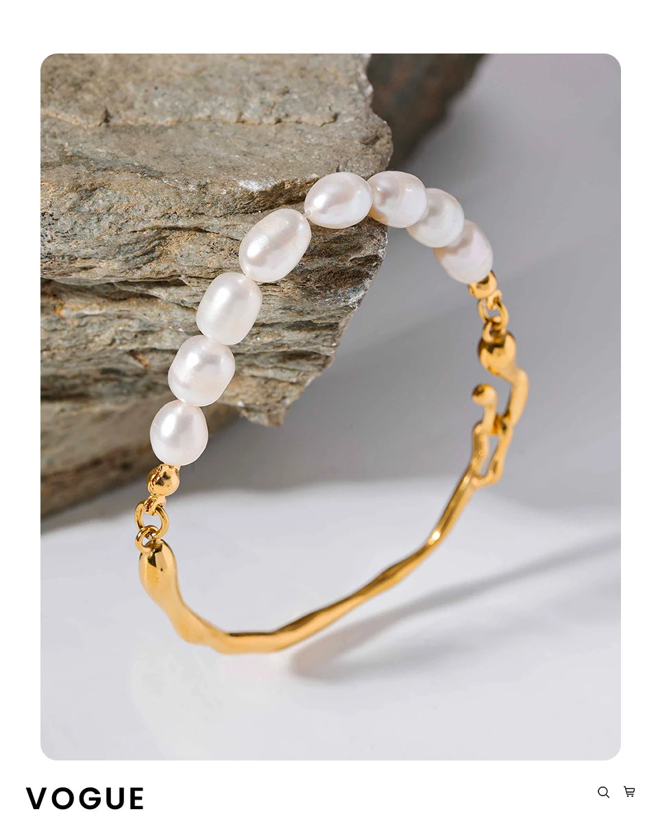 Freshwater pearl geometric bracelet in 18K gold-plated stainless steel with freshwater pearl.