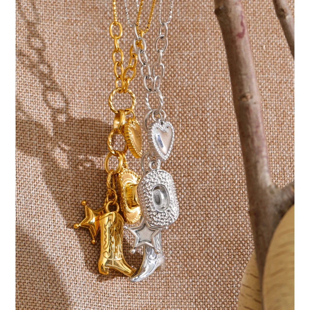 Heart star geometric necklace in gold-plated stainless steel.