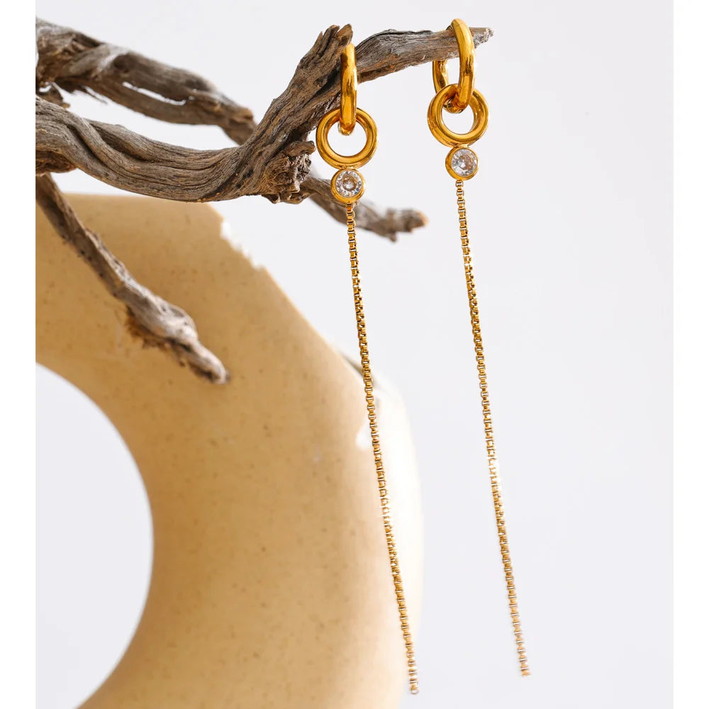 Geometric chain earrings in gold-plated stainless steel.