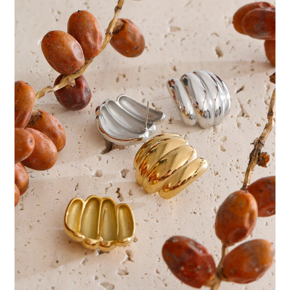 Geometric earrings in gold-plated stainless steel.