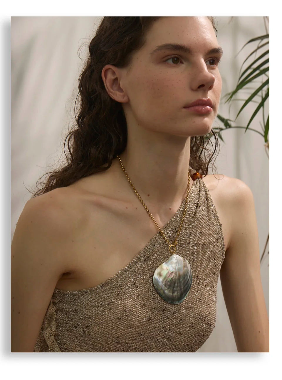 Pearl shell geometric necklace in gold-plated stainless steel with pearl and shell.