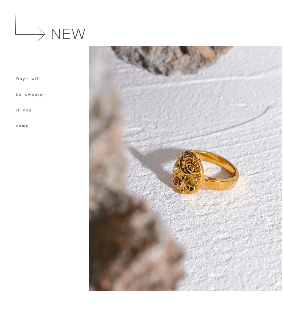 Cubic zirconia star moon ring in 18K gold-plated stainless steel with cubic zirconia.