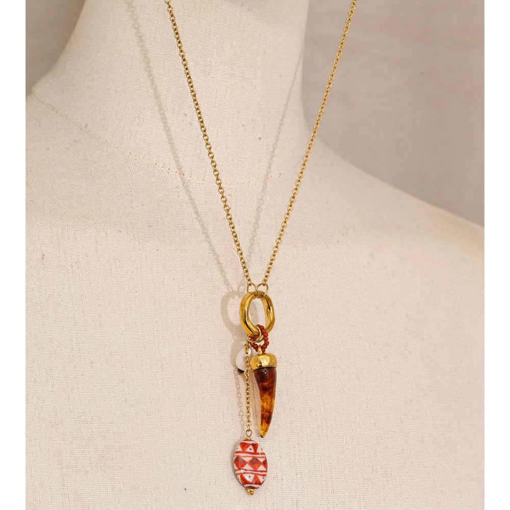 Resin geometric necklace in gold-plated stainless steel with resin.