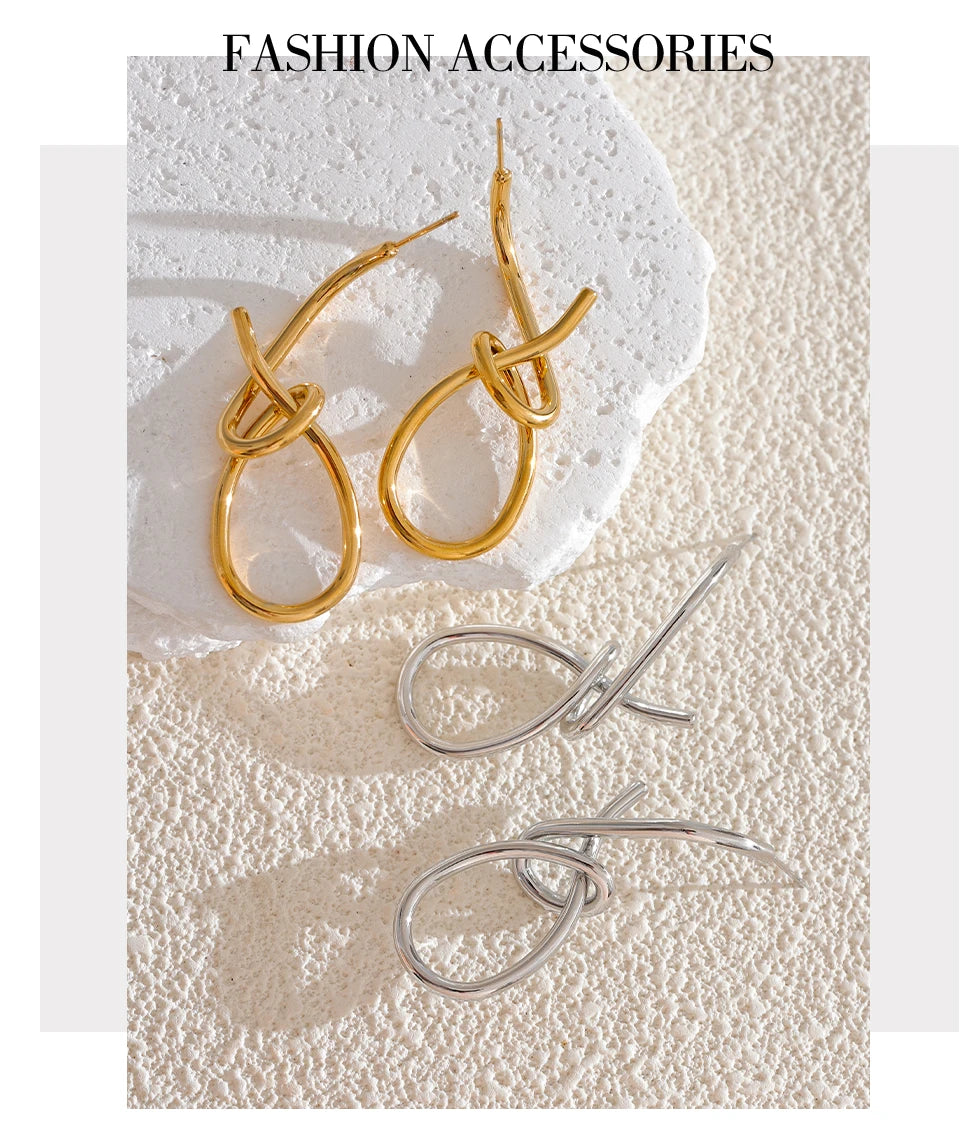 Geometric earrings in gold-plated stainless steel.