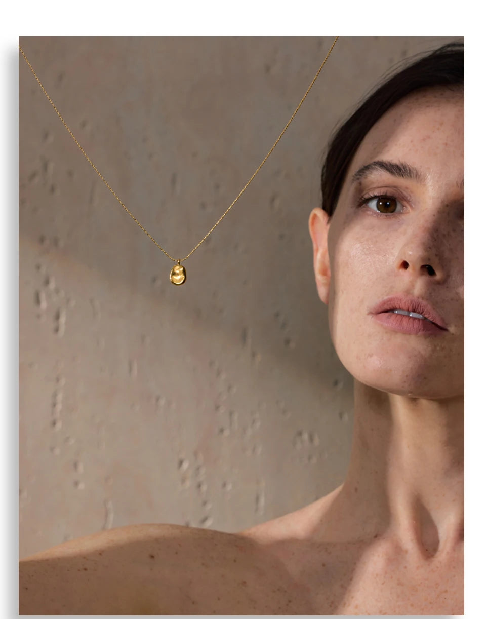 Hammered minimalist geometric necklace in gold-plated stainless steel.