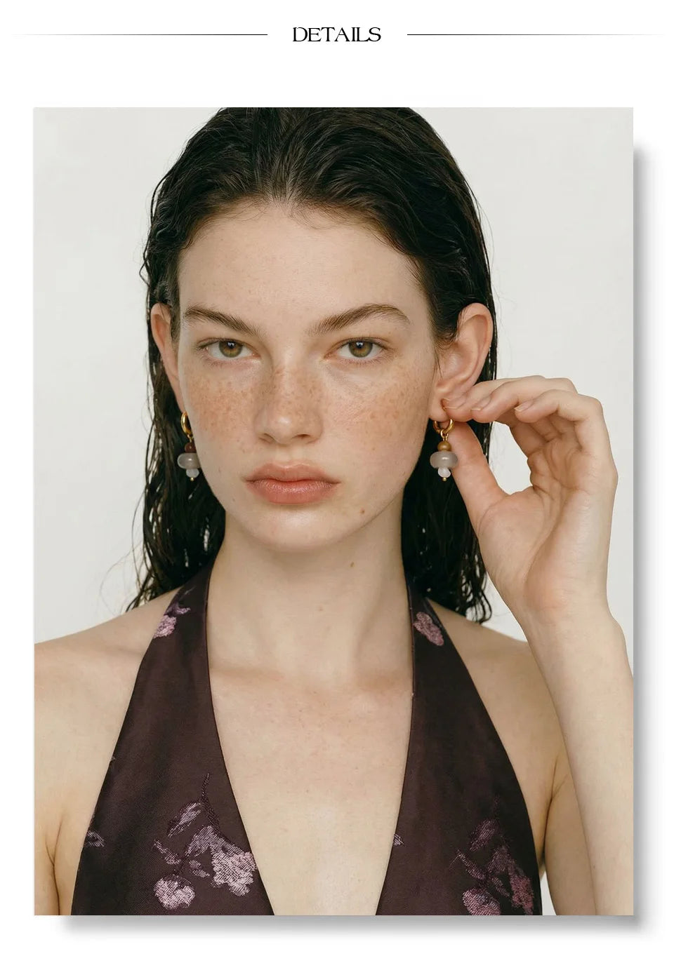 Natural stone geometric earrings in gold-plated stainless steel with natural stone.