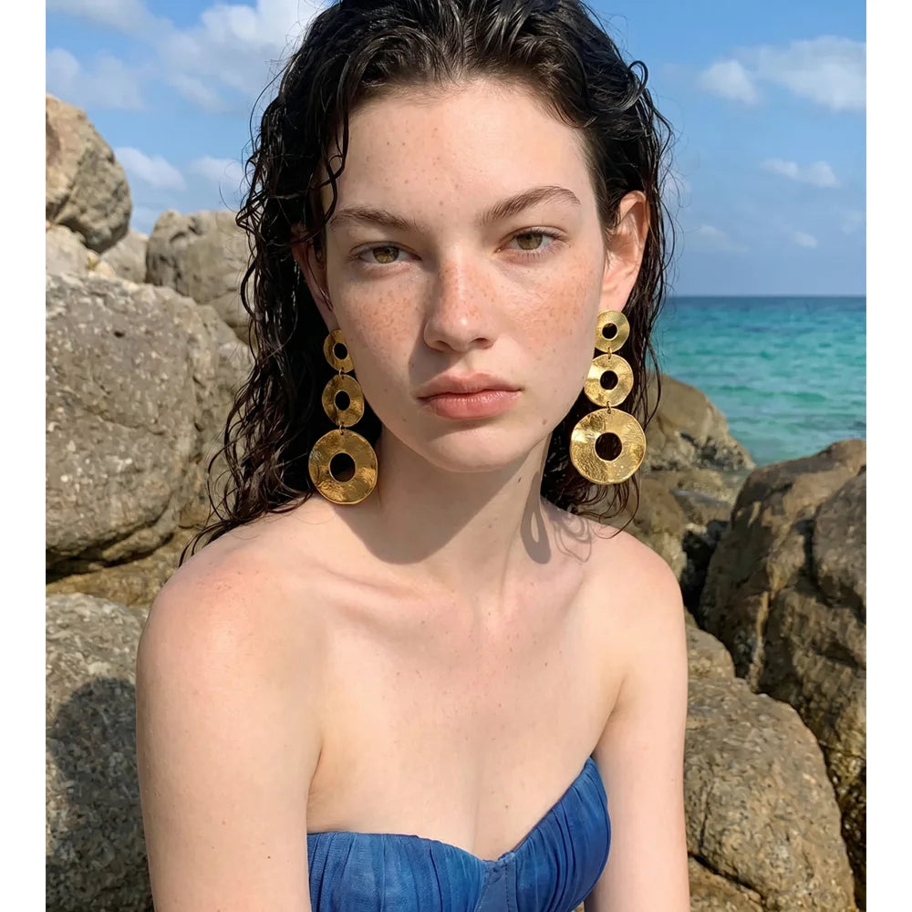 Geometric earrings in gold-plated stainless steel.
