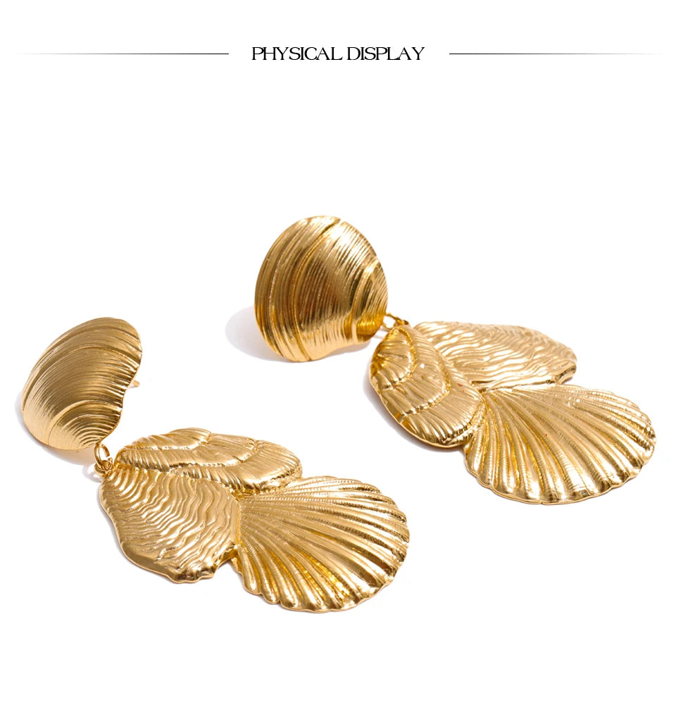 Shell geometric earrings in gold-plated stainless steel with shell.
