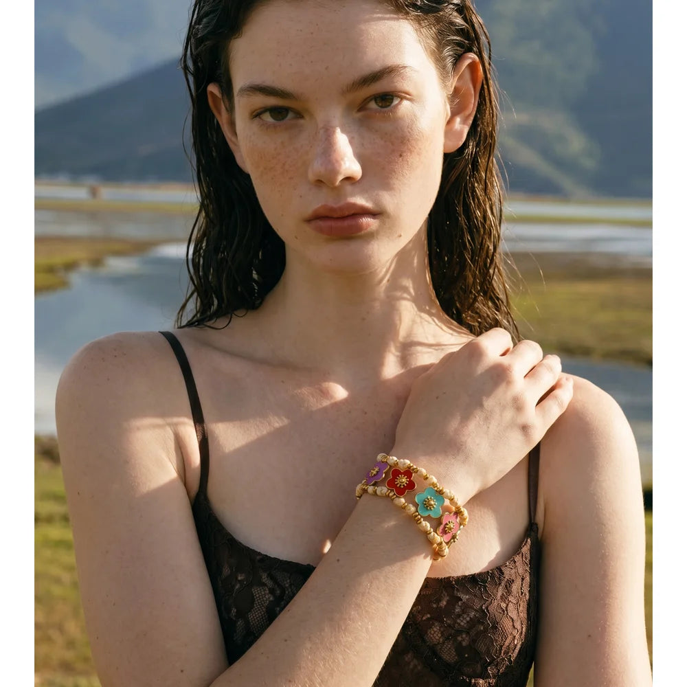 Resin flower multi-color necklace in gold-plated stainless steel with resin.