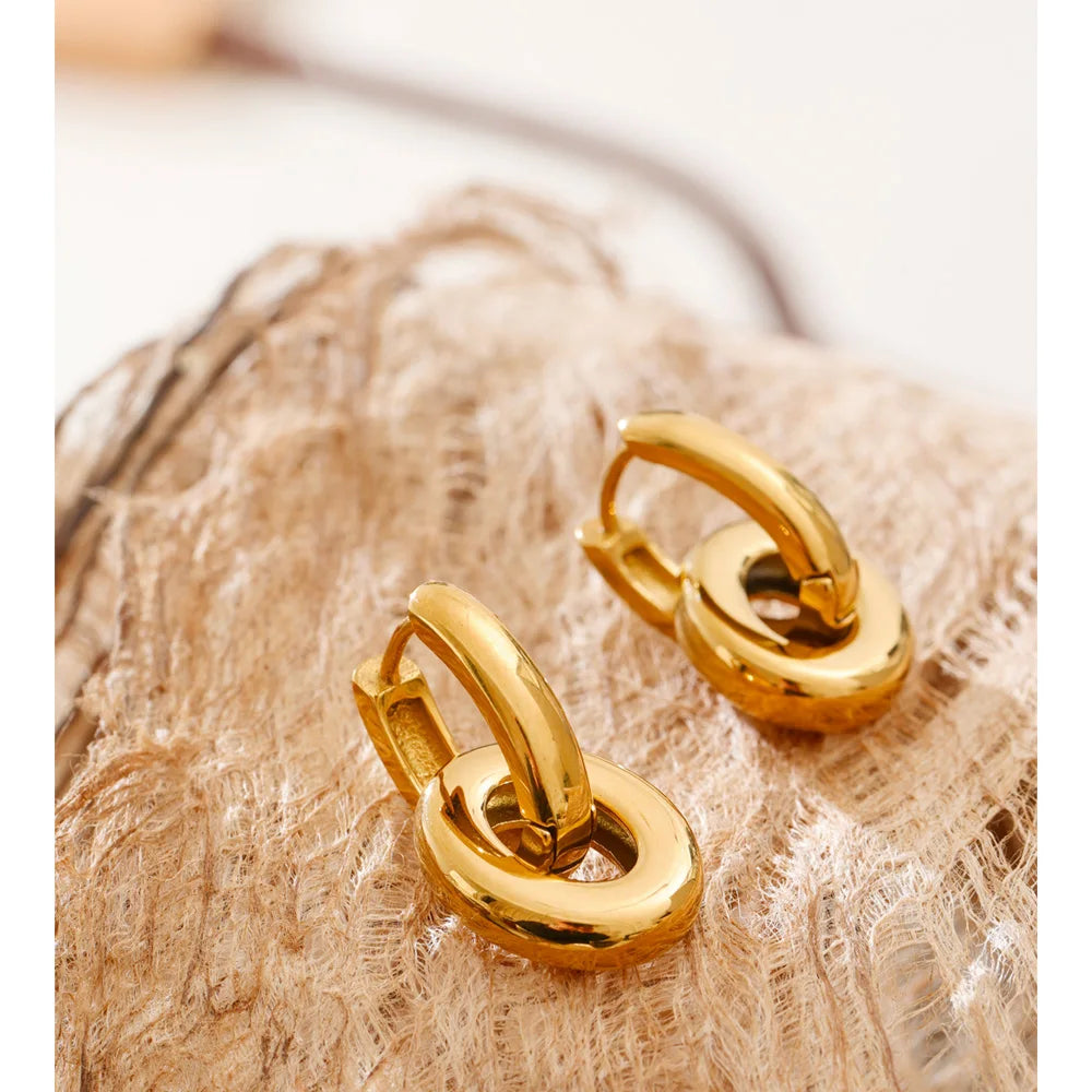 Geometric earrings in gold-plated stainless steel.