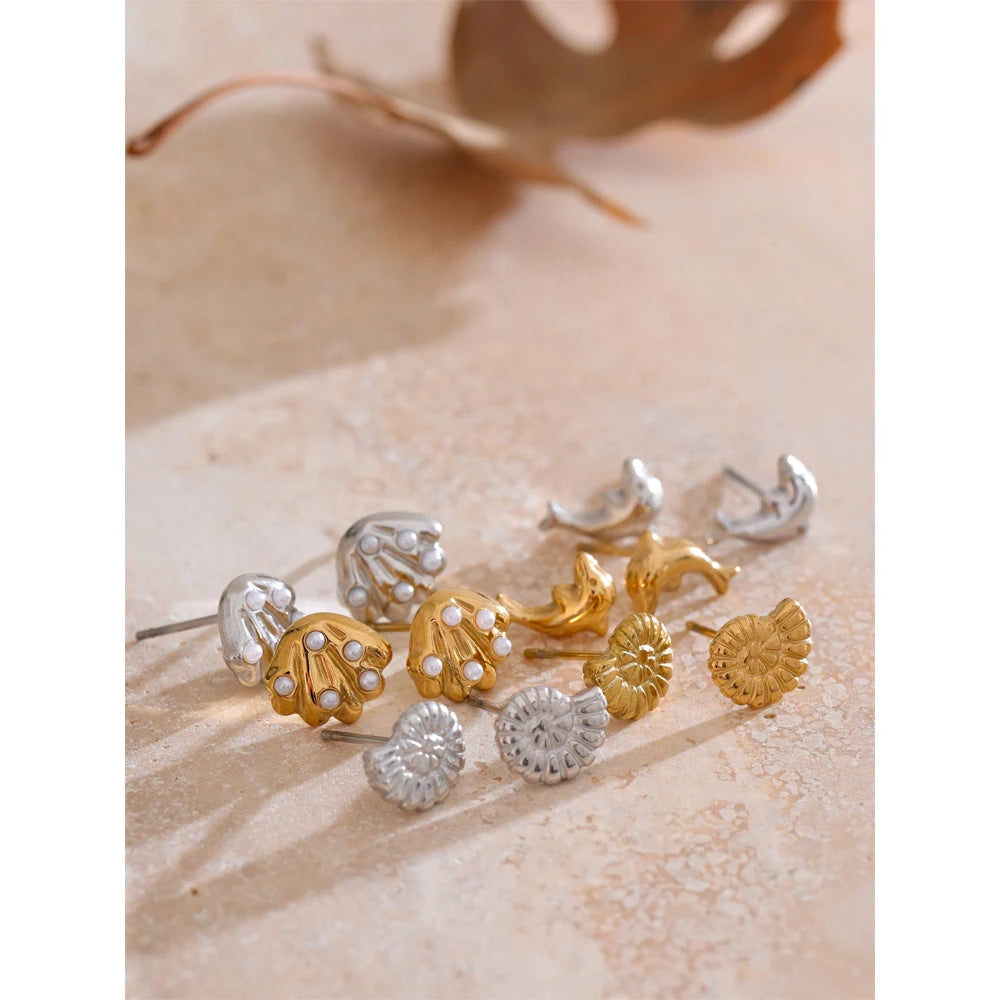 Pearl shell geometric earrings in gold-plated stainless steel with pearl and shell.