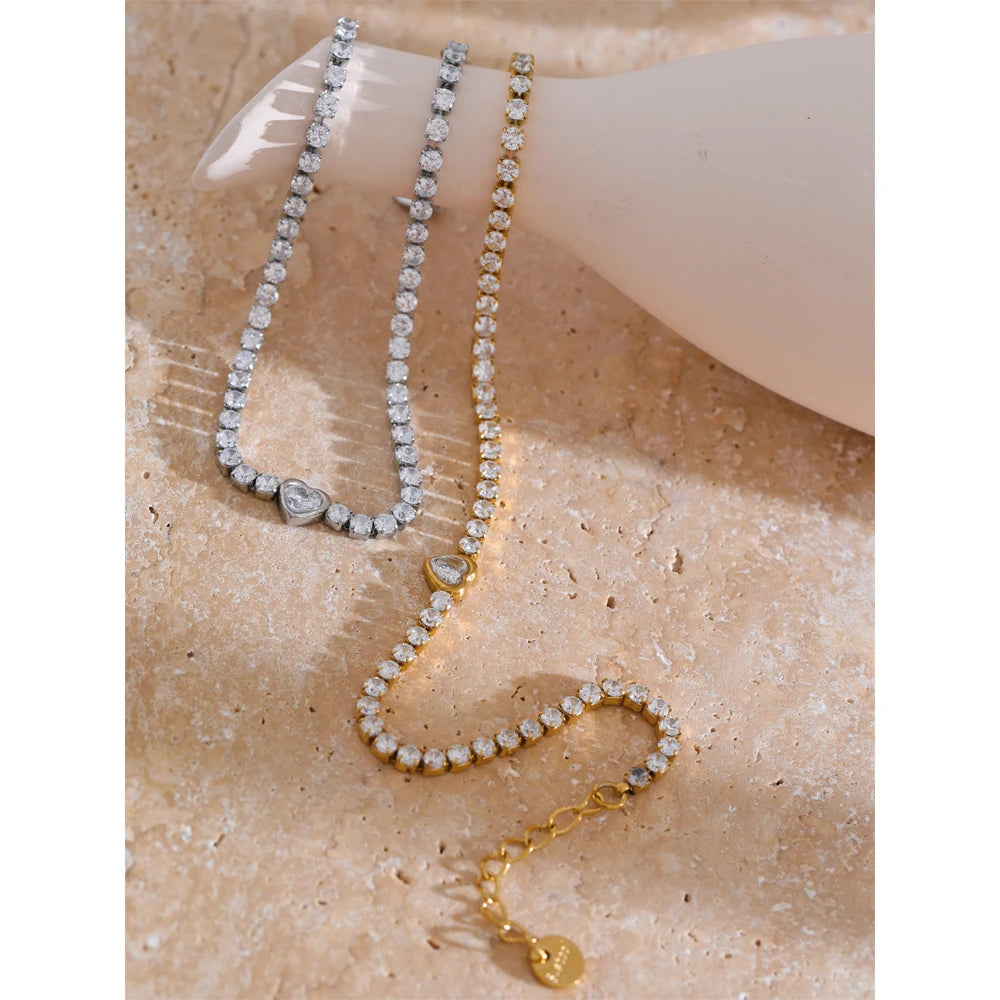 Cubic zirconia heart geometric necklace in gold-plated stainless steel with cubic zirconia.