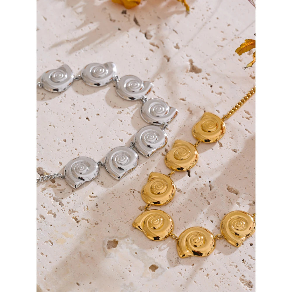 Shell geometric chain necklace in gold-plated stainless steel with shell.