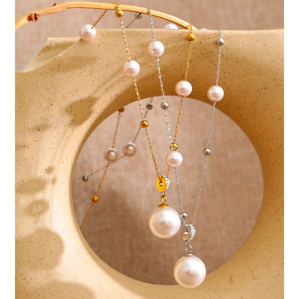 Pearl geometric chain necklace in gold-plated stainless steel with pearl.