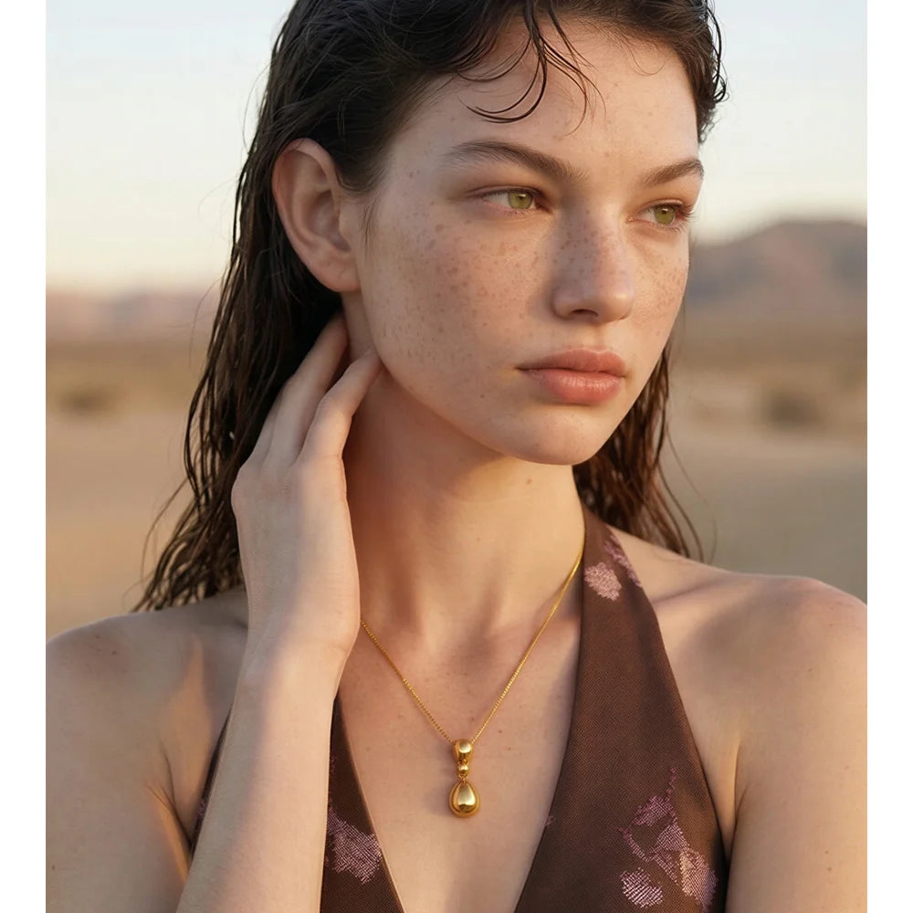 Geometric necklace in gold-plated stainless steel.