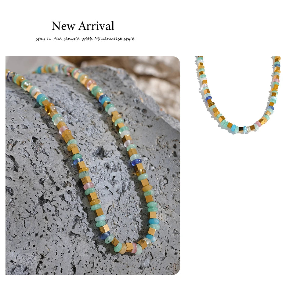 Natural stone beaded geometric necklace in gold-plated stainless steel with natural stone.