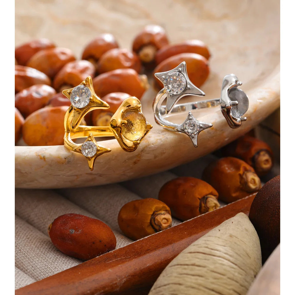 Cubic zirconia geometric ring in 18K gold-plated stainless steel with cubic zirconia.