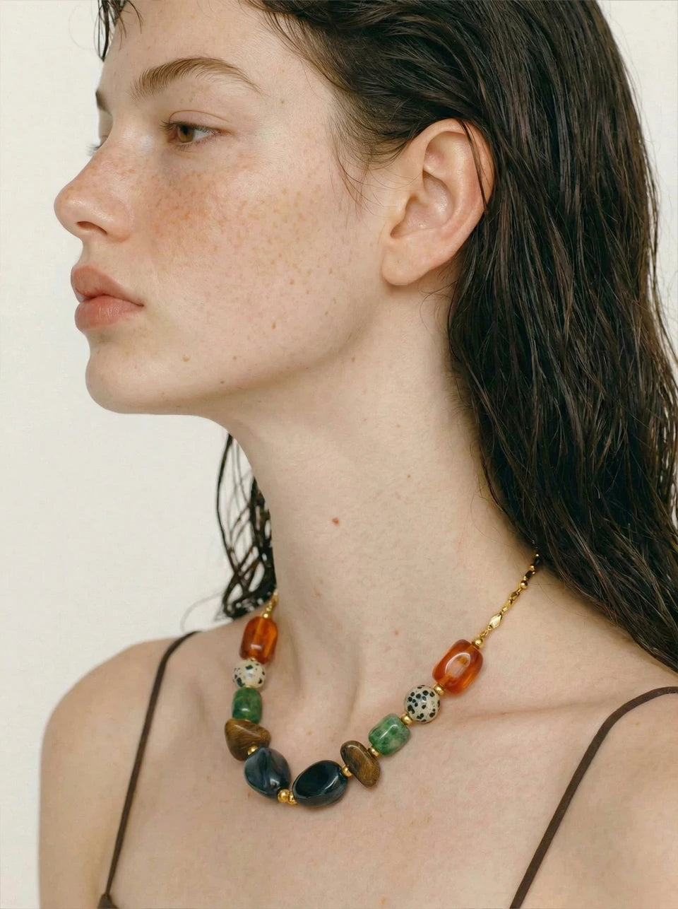 Resin natural stone beaded necklace in gold-plated stainless steel with natural stone and resin.
