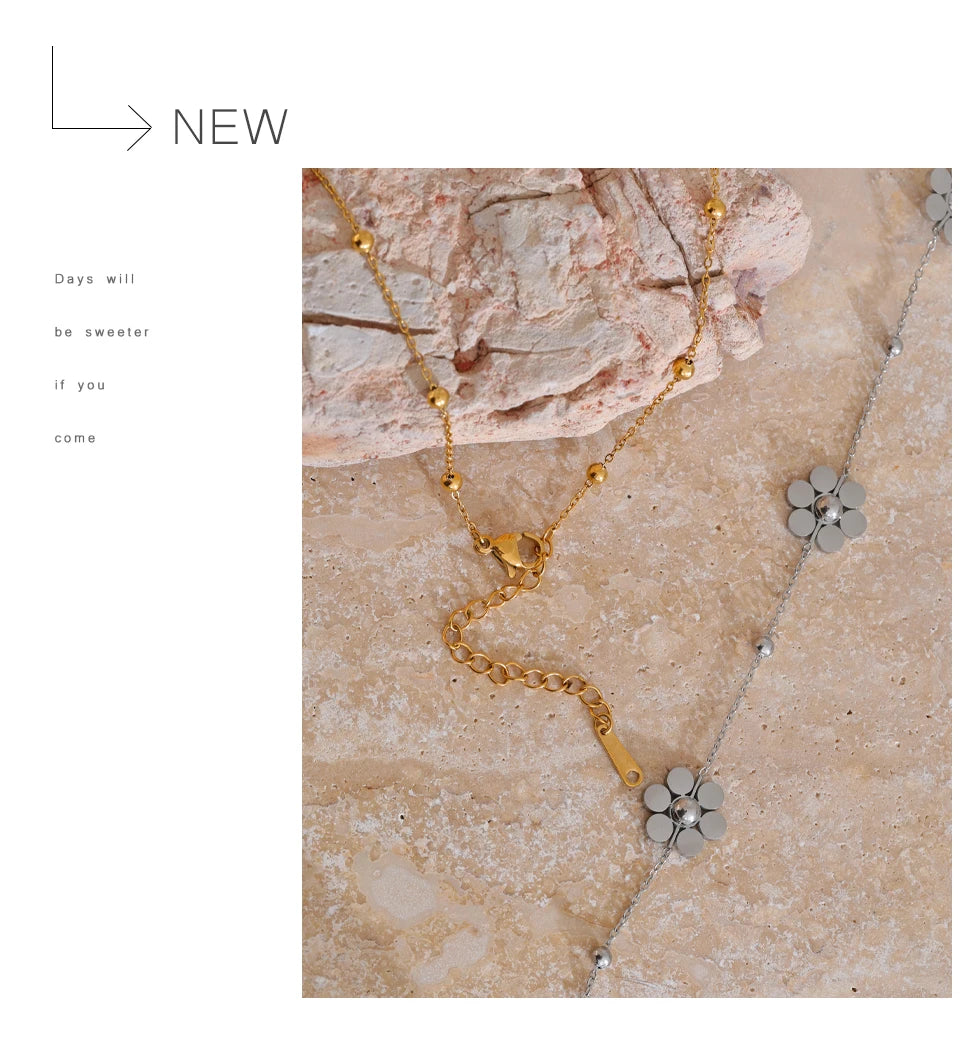 Flower geometric chain necklace in gold-plated stainless steel.
