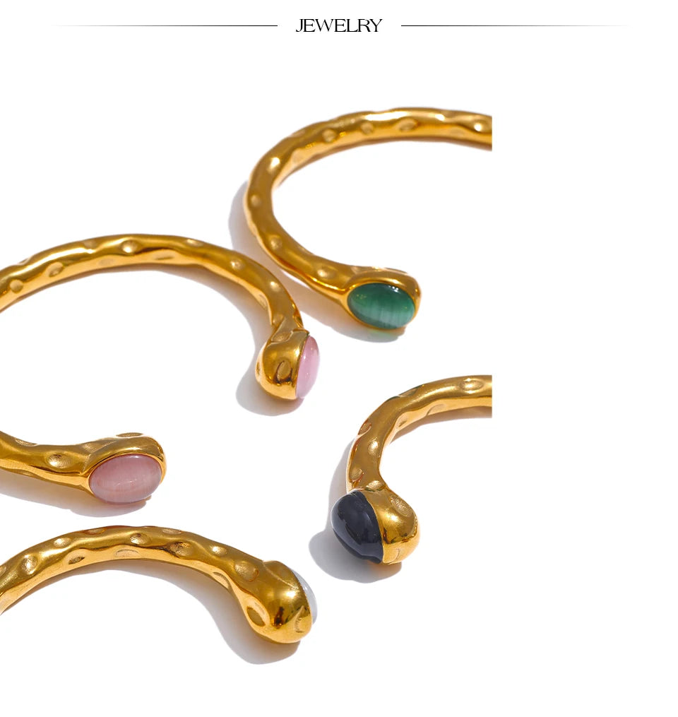Natural stone geometric bracelet in gold-plated stainless steel with natural stone.