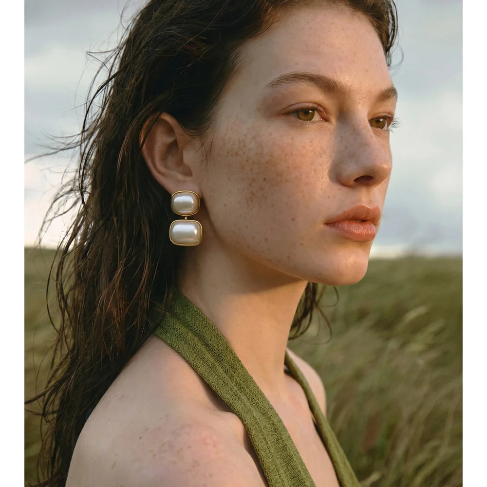 Pearl geometric earrings in gold-plated stainless steel with pearl.