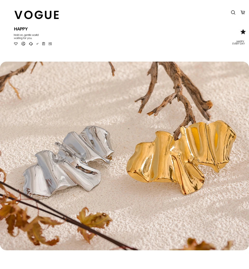 Geometric brooch in 18K gold-plated stainless steel.