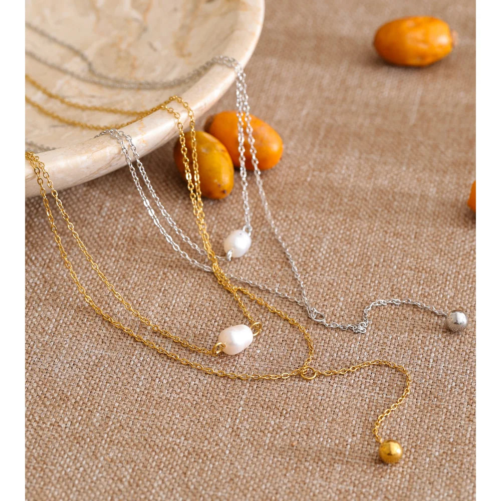 Freshwater pearl geometric chain necklace in gold-plated stainless steel with freshwater pearl.
