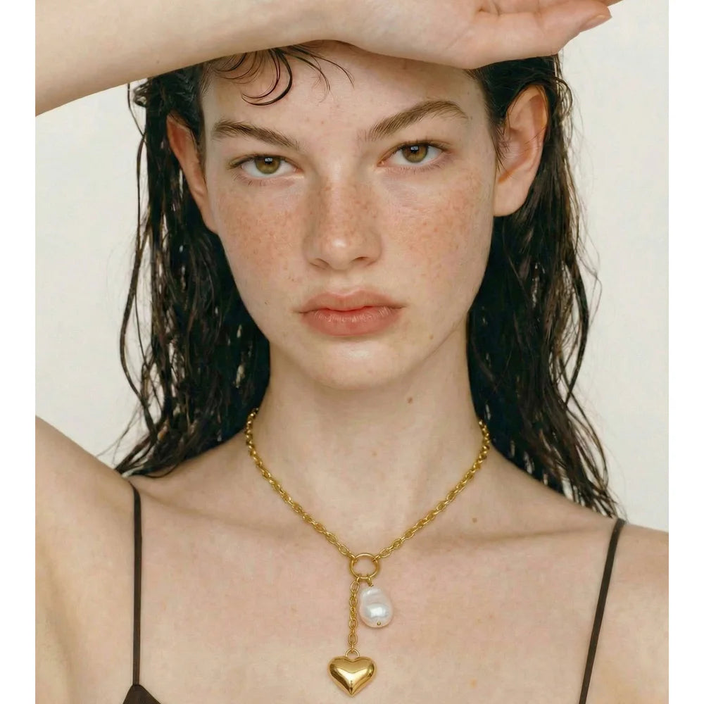 Pearl heart geometric necklace in gold-plated stainless steel with pearl.