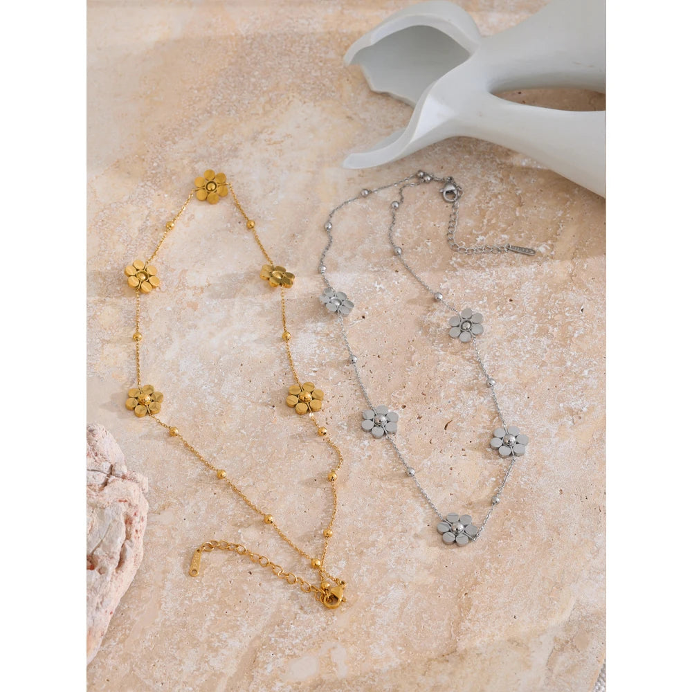 Flower geometric chain necklace in gold-plated stainless steel.