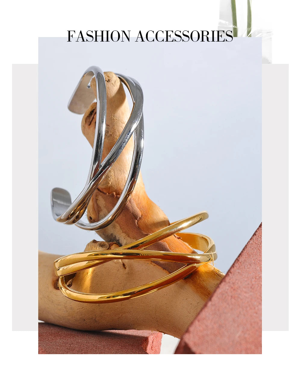 Minimalist geometric bracelet in gold-plated stainless steel.