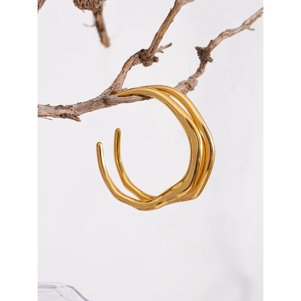 Minimalist geometric earrings in gold-plated stainless steel.