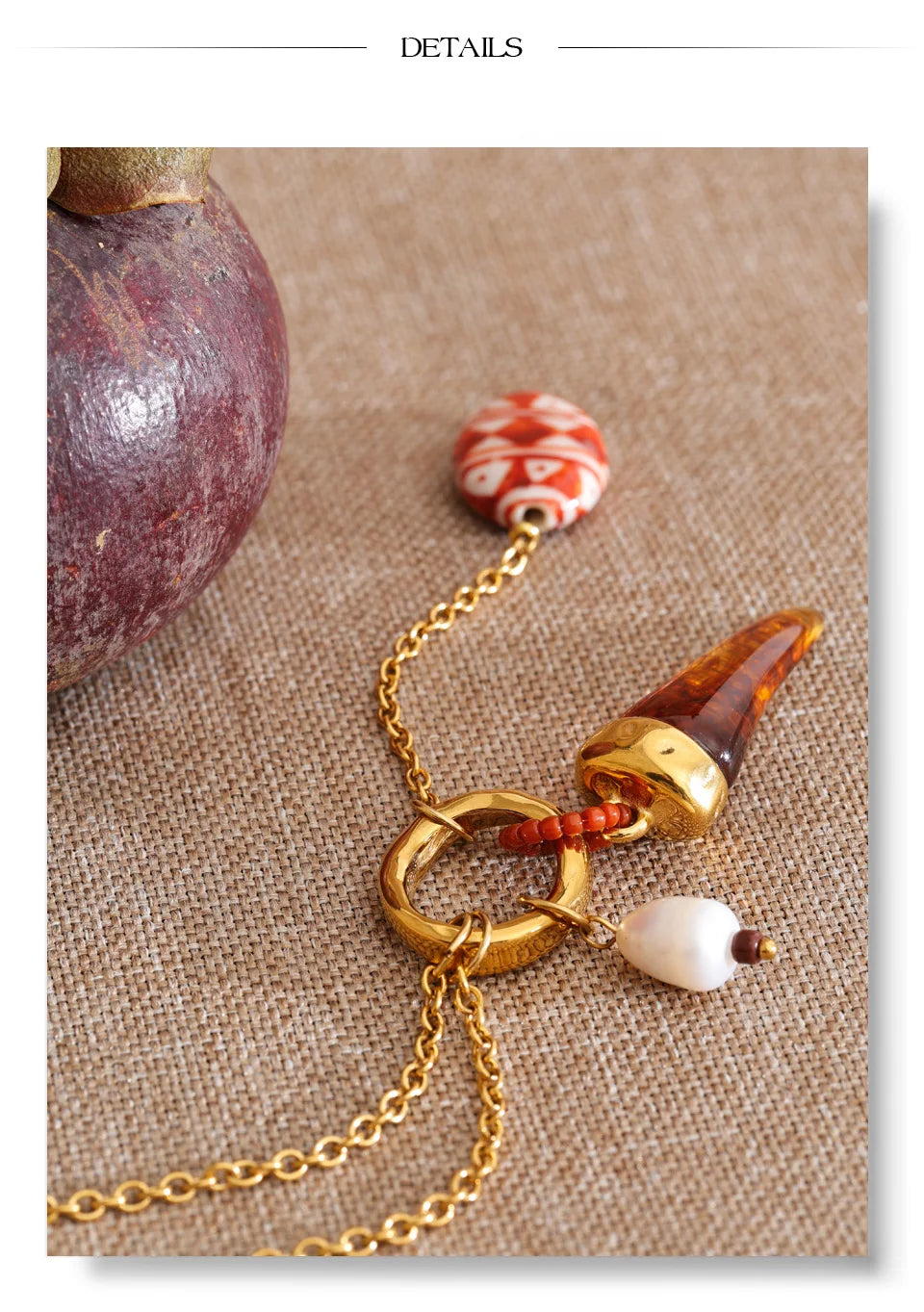 Resin geometric necklace in gold-plated stainless steel with resin.