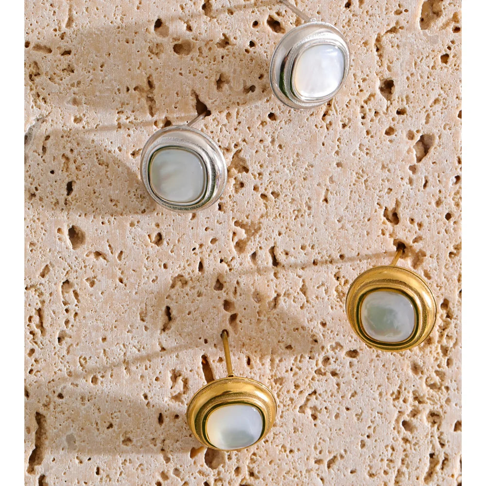 Shell geometric earrings in gold-plated stainless steel with shell.