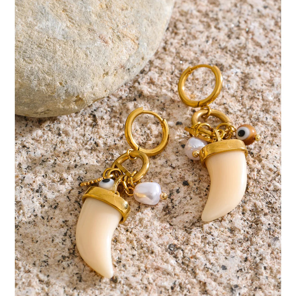 Pearl resin acrylic earrings in gold-plated stainless steel with pearl and resin.