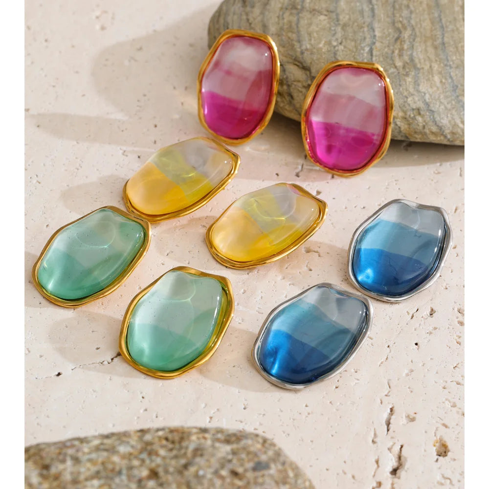 Resin multi-color geometric earrings in gold-plated stainless steel with resin.