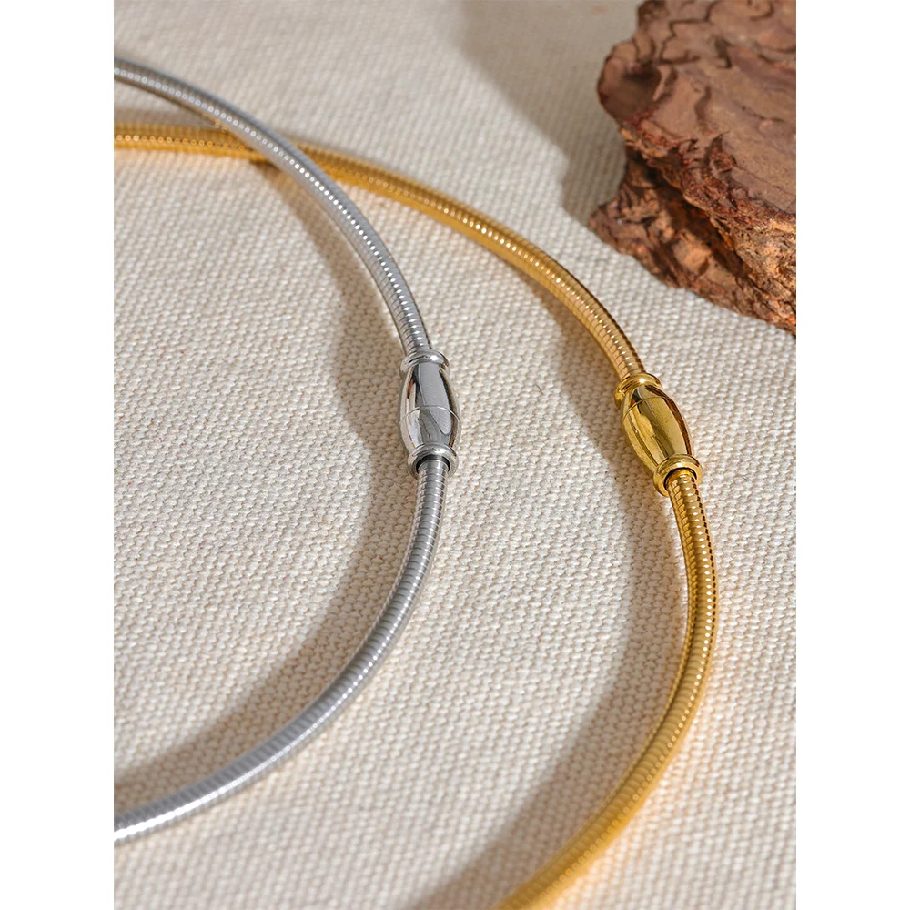Geometric chain necklace in gold-plated stainless steel.