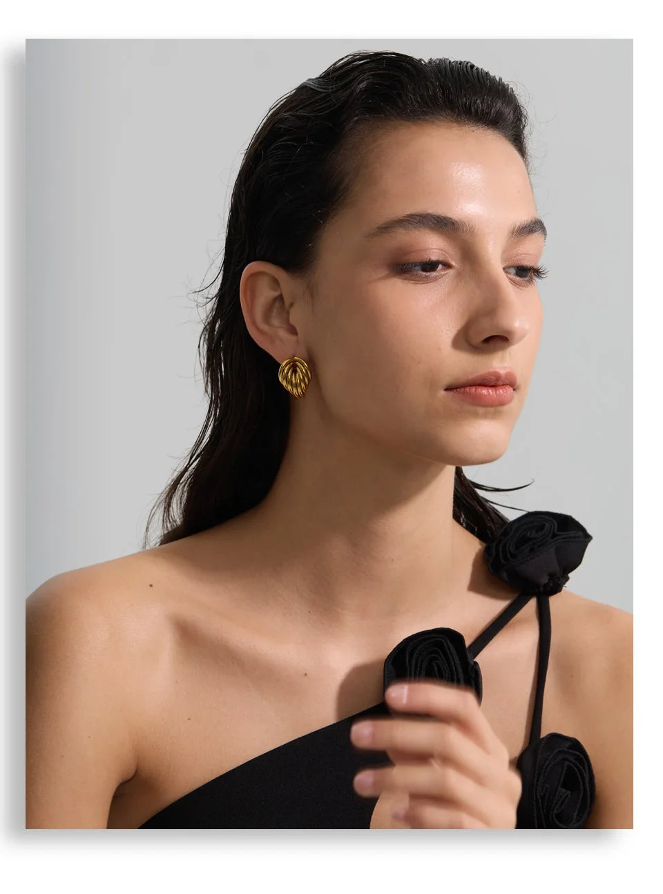 Geometric earrings in gold-plated stainless steel.