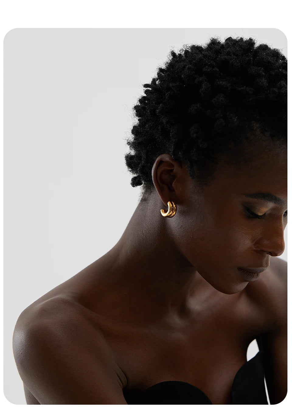 Minimalist geometric earrings in gold-plated stainless steel.