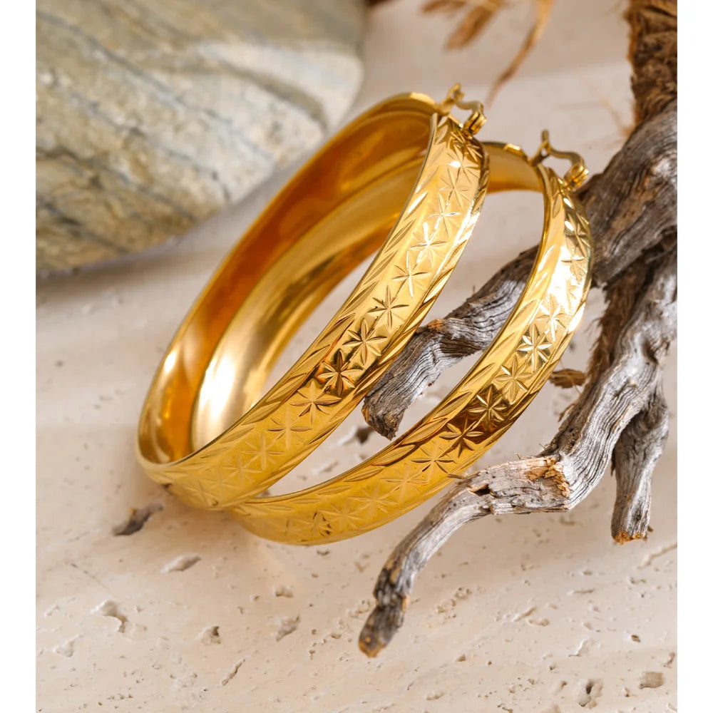 Geometric earrings in gold-plated stainless steel.