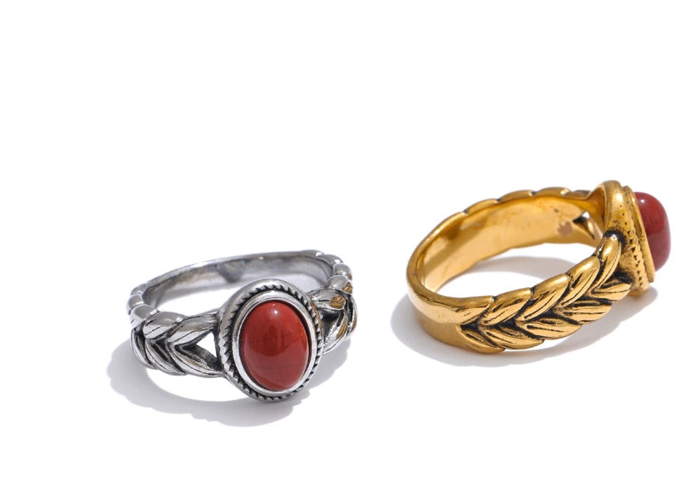 Black natural stone vintage ring in 18K gold-plated stainless steel with natural stone.