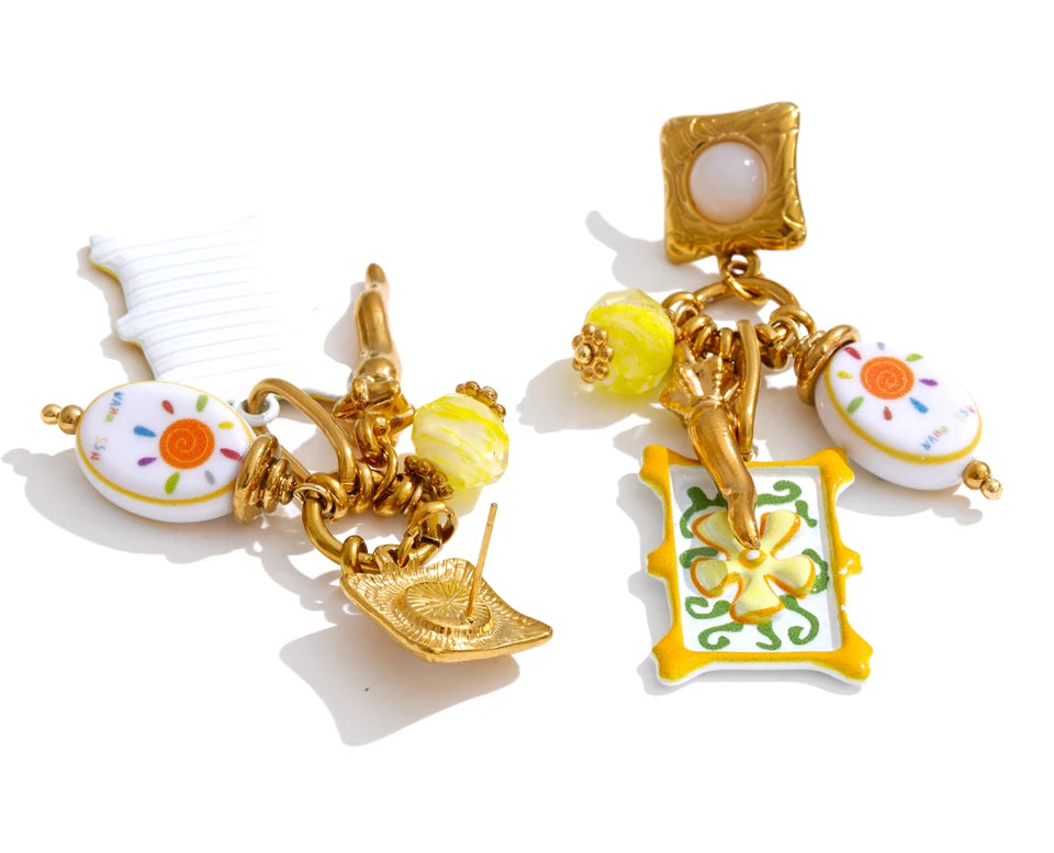 Enamel flower geometric earrings in gold-plated stainless steel with enamel.
