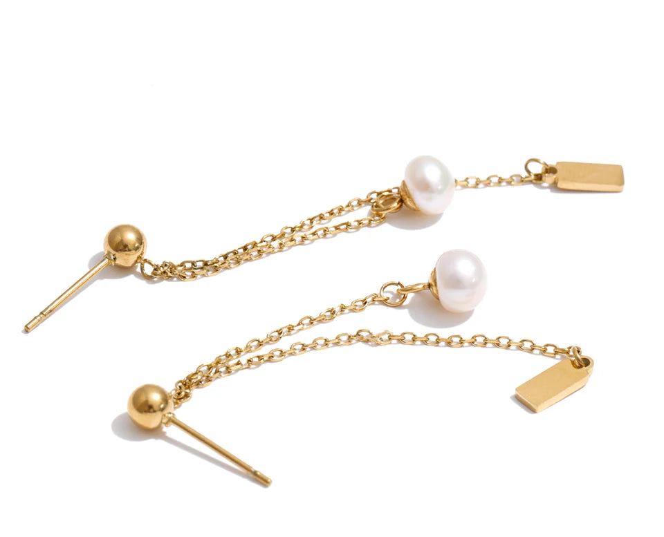 Freshwater pearl geometric chain earrings in gold-plated stainless steel with freshwater pearl.