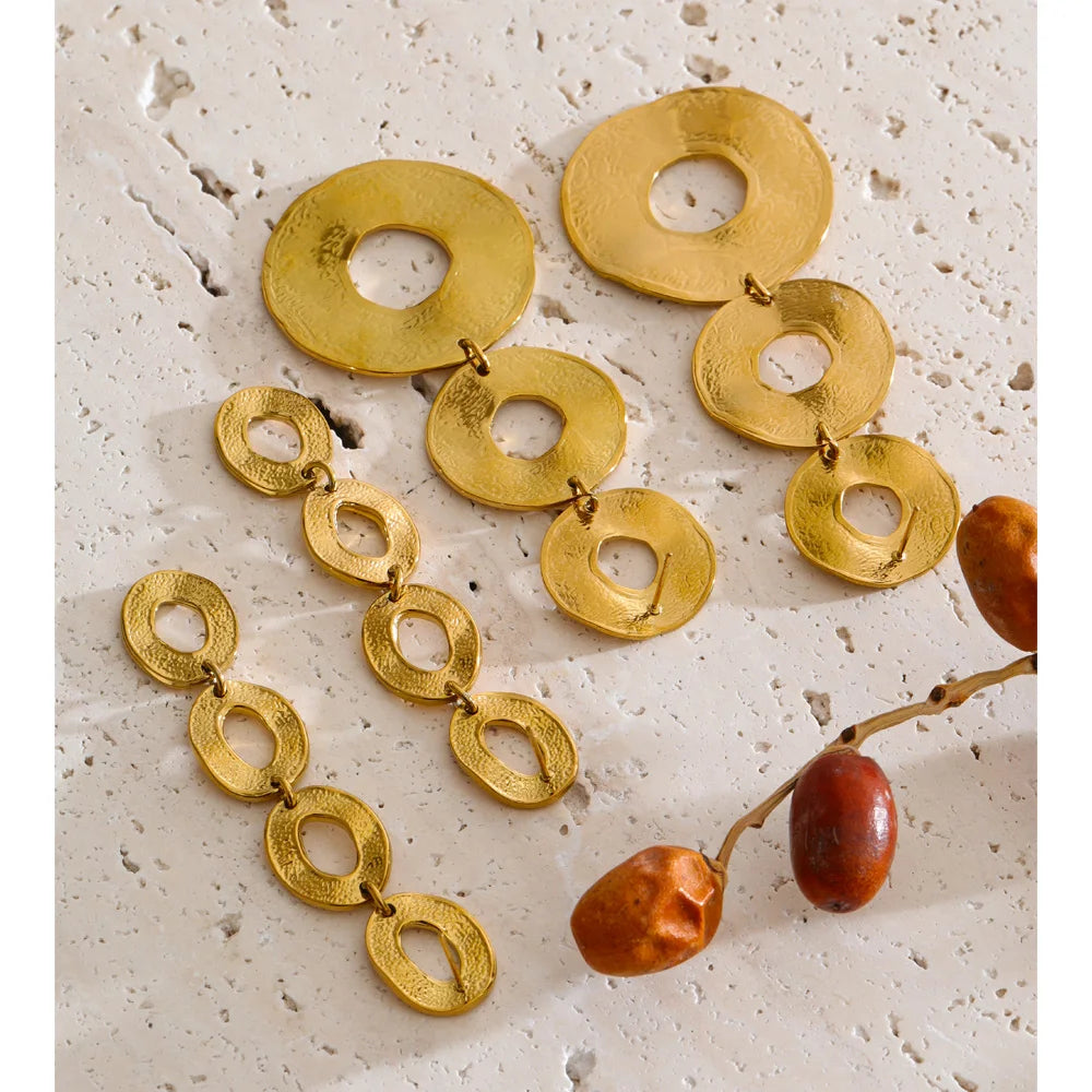 Geometric earrings in gold-plated stainless steel.