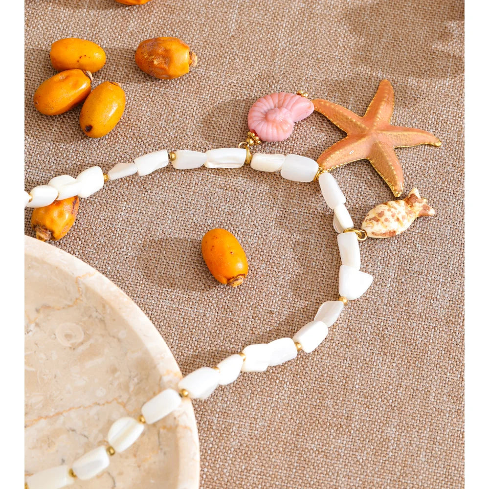 Shell star chain necklace in gold-plated stainless steel with shell.
