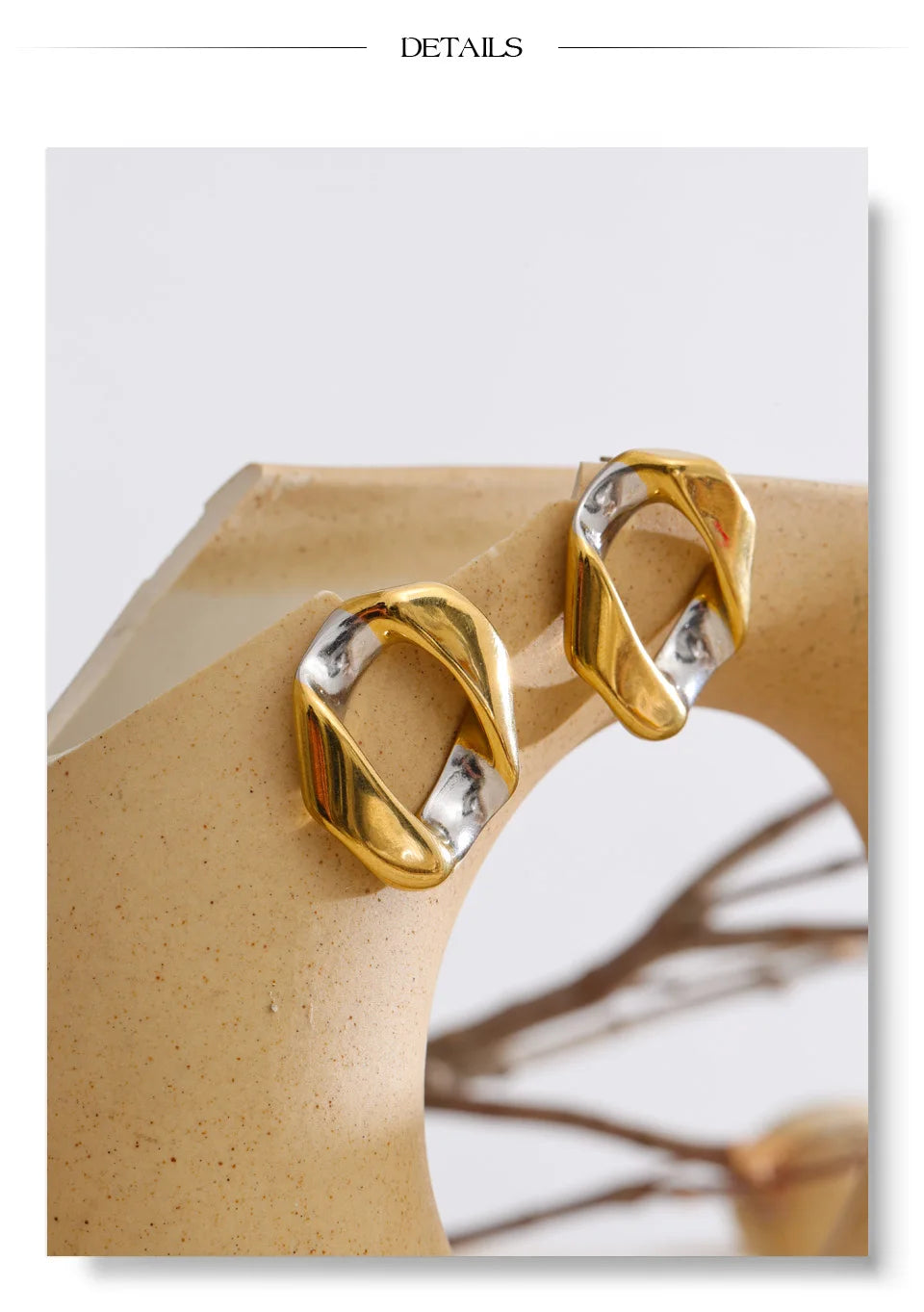 Geometric earrings in gold-plated stainless steel.
