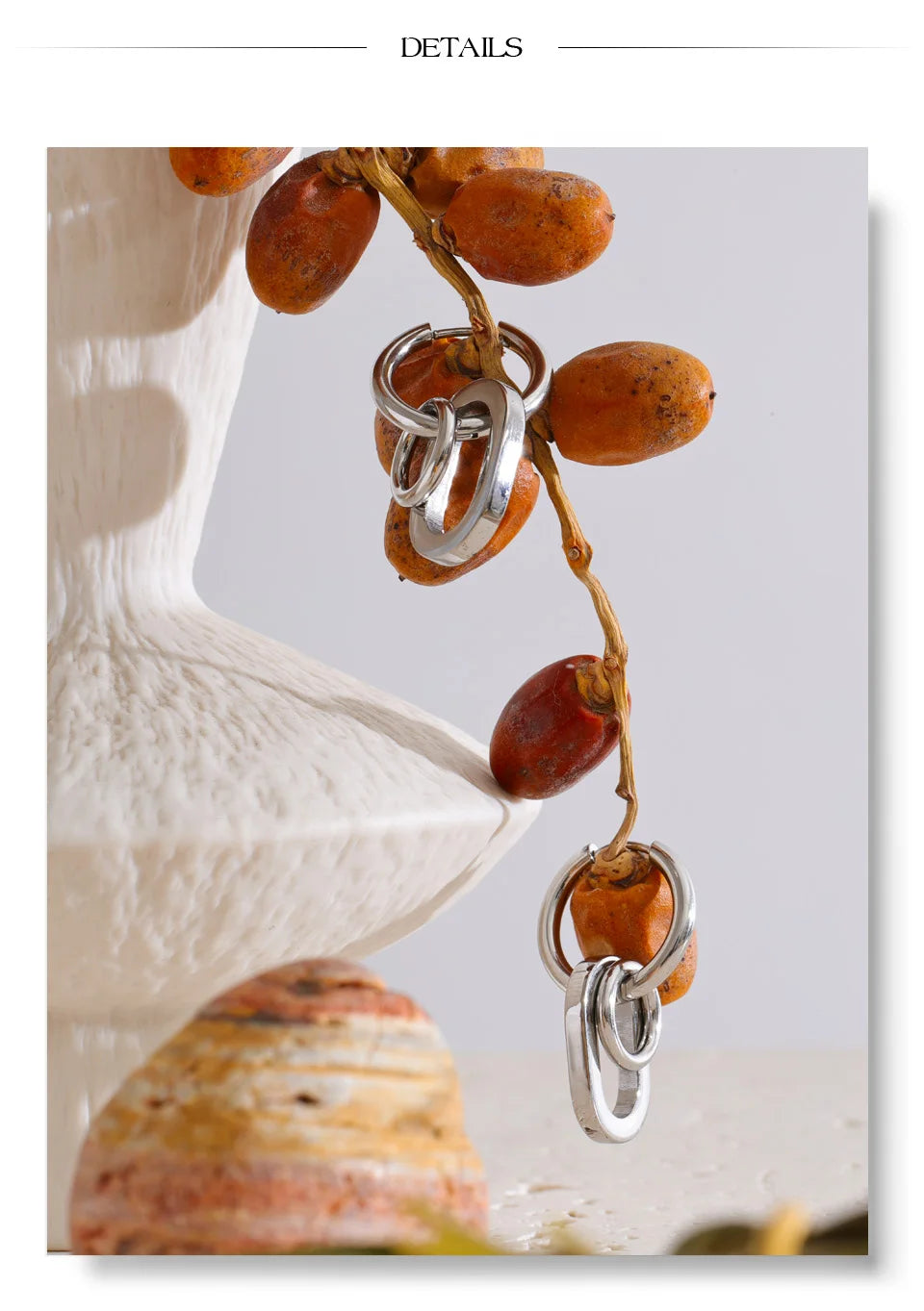 Geometric earrings in gold-plated stainless steel.