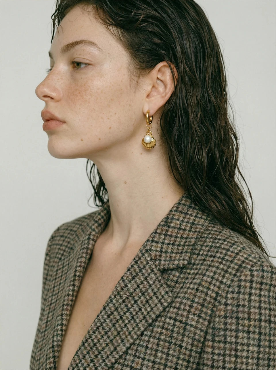 Freshwater pearl shell geometric earrings in gold-plated stainless steel with freshwater pearl and shell.