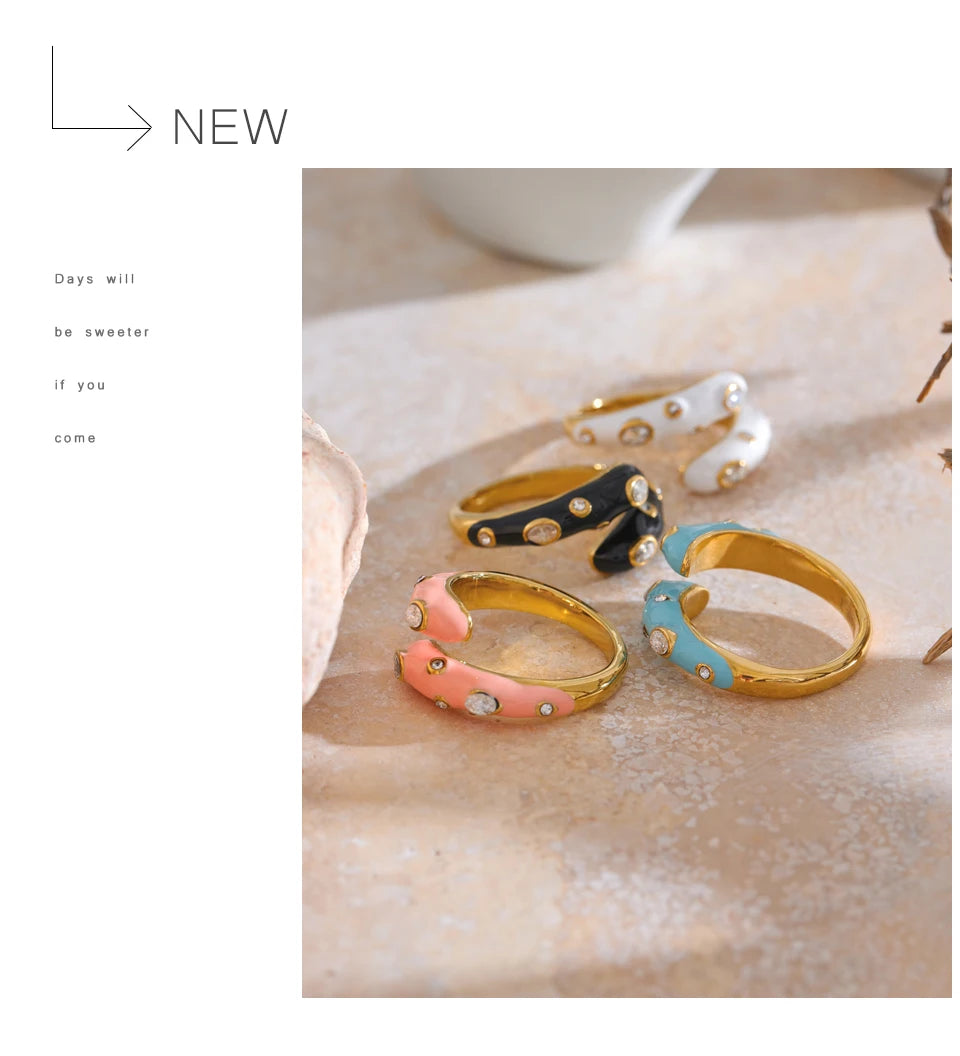 Black cubic zirconia enamel ring in 18K gold-plated stainless steel with cubic zirconia and enamel.