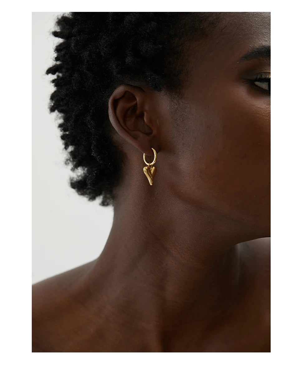 Heart earrings in gold-plated stainless steel.