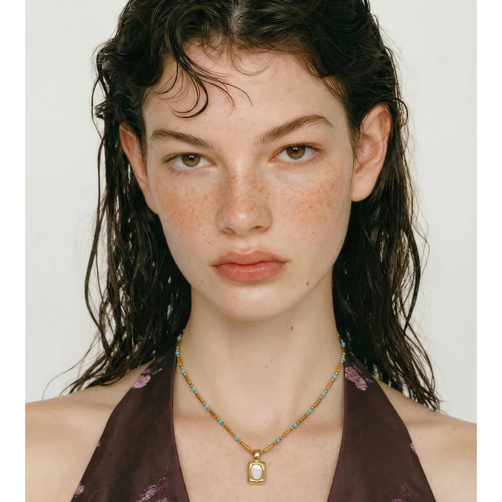 Shell geometric necklace in gold-plated stainless steel with shell.